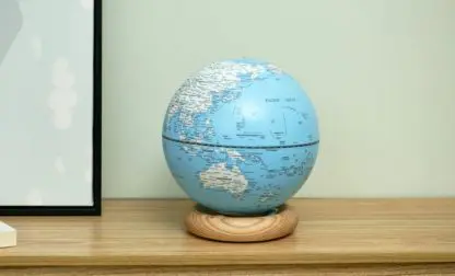 AtlasGlobe Lamp (Σκούρο Μπλε Μεγάλη Βάση Καρυδιάς) - Image 2