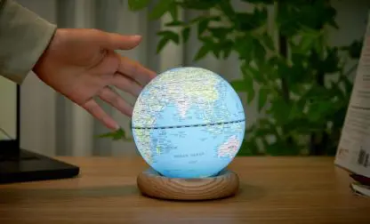 AtlasGlobe Lamp (Σκούρο Μπλε Μεγάλη Βάση Καρυδιάς) - Image 3